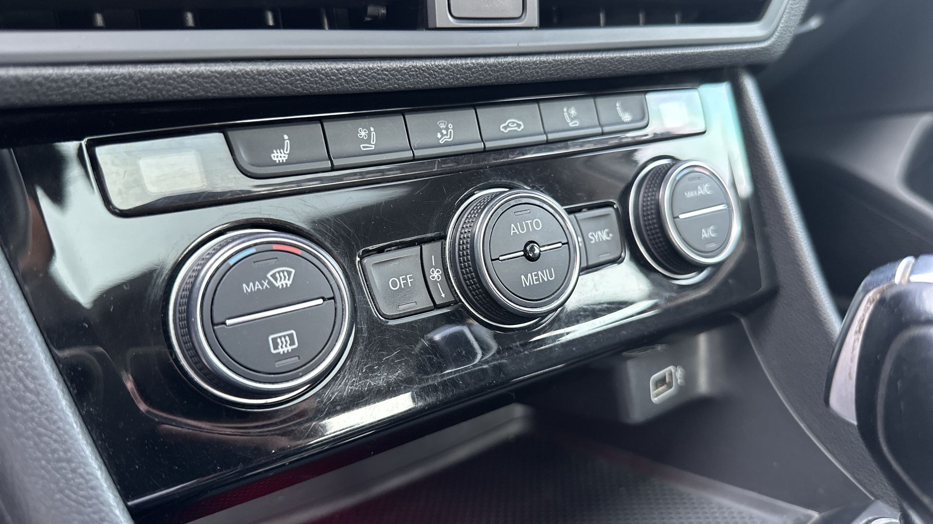 2019 Volkswagen JETTA 4 PTS HIGHLINE 14T TA PIEL QC RA-17